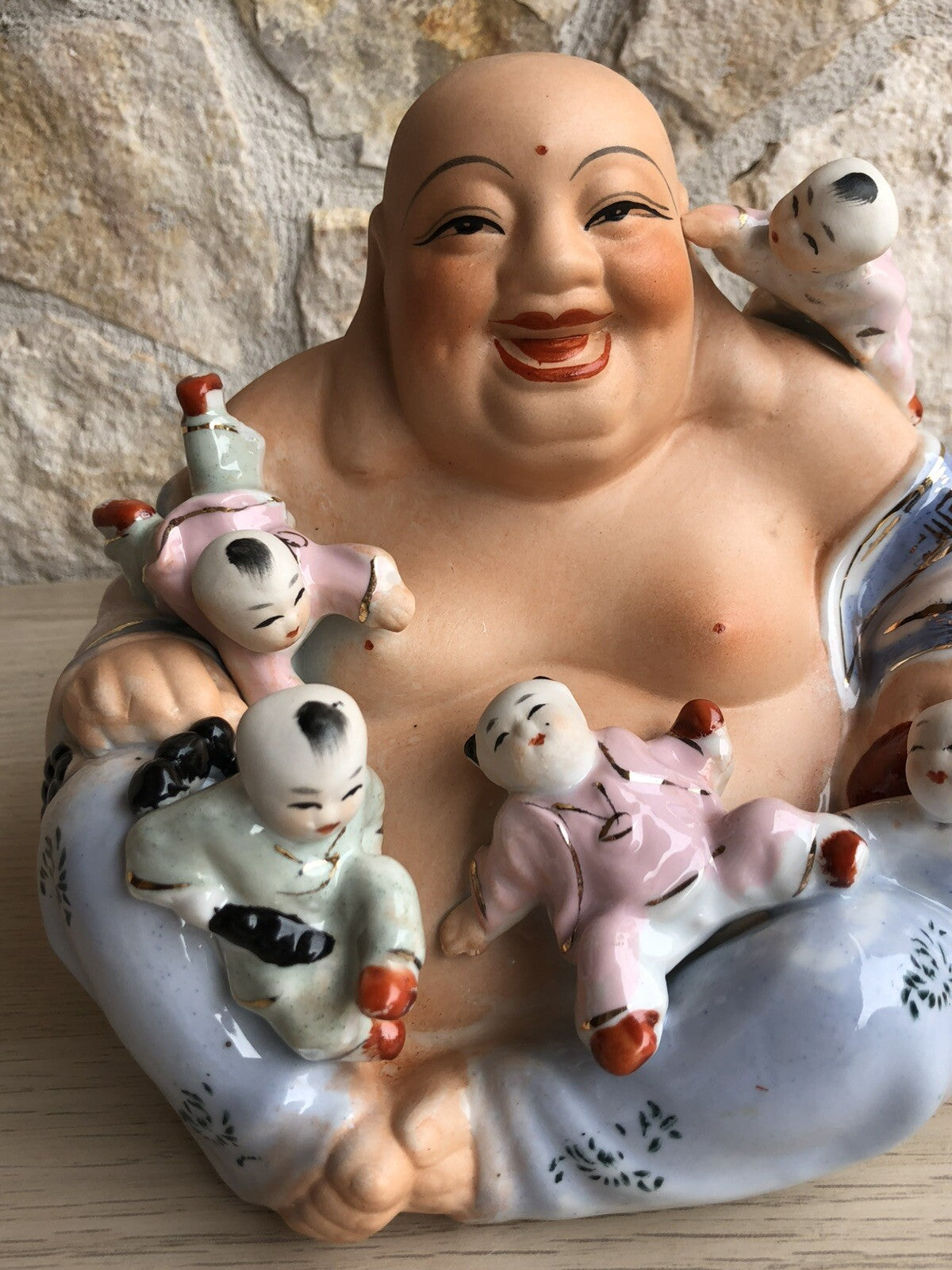 Buddha con bambini in porcellana policromata, Scultura vintage anni ‘50