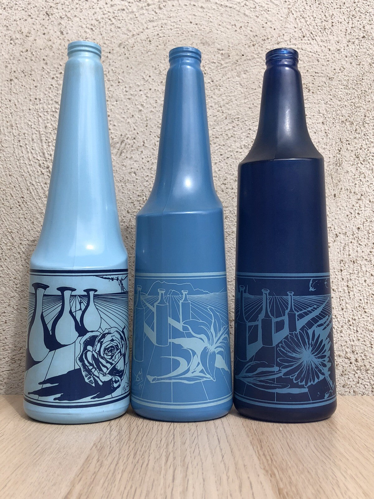 Tris Bottiglie Salvator Dalí in vetro, rosso antico, anni 70, vintage