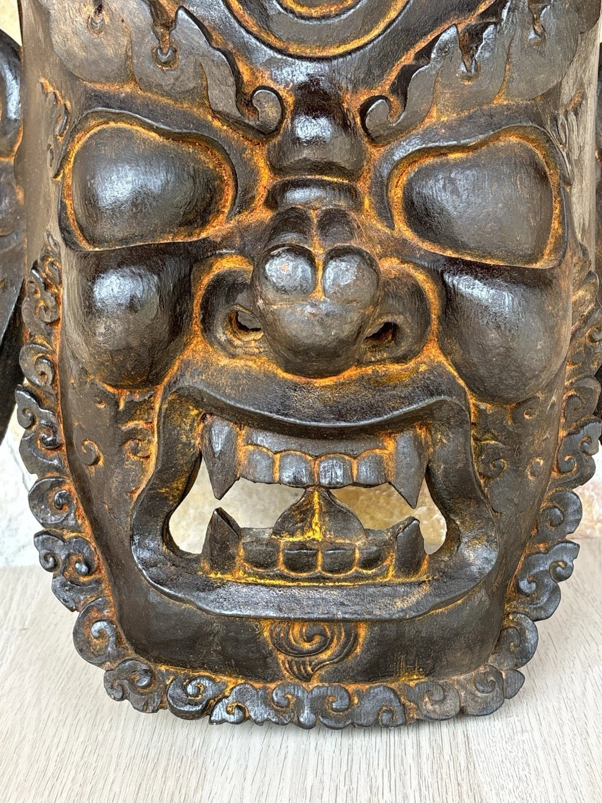 Grande maschera vintage in legno