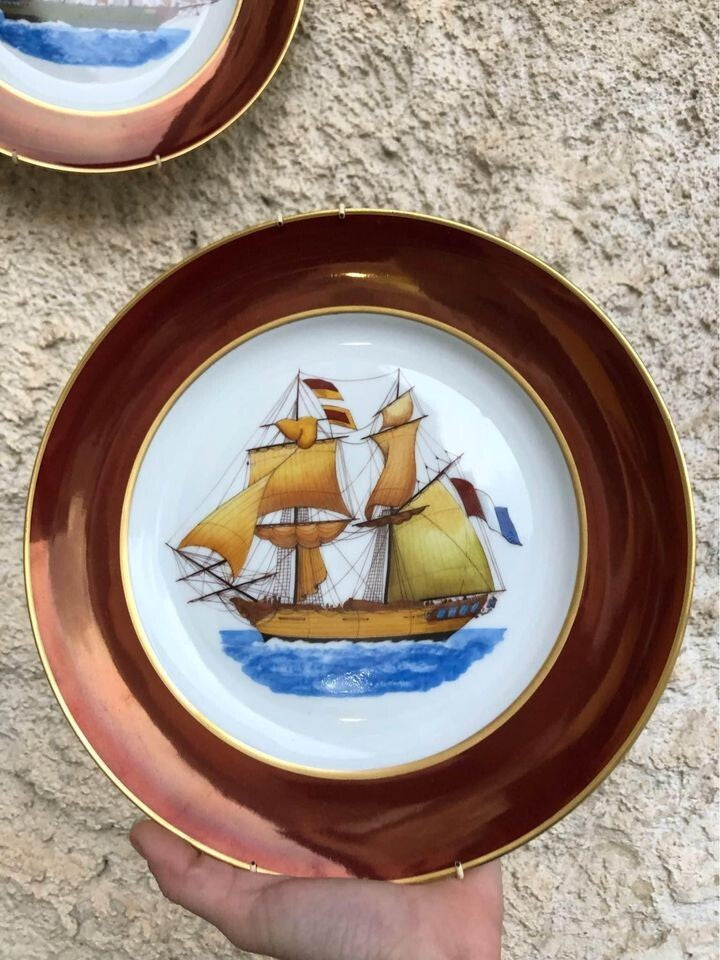 Coppia di piatti “galeone” in porcellana vintage dipinti a mano da G. Cerchiai