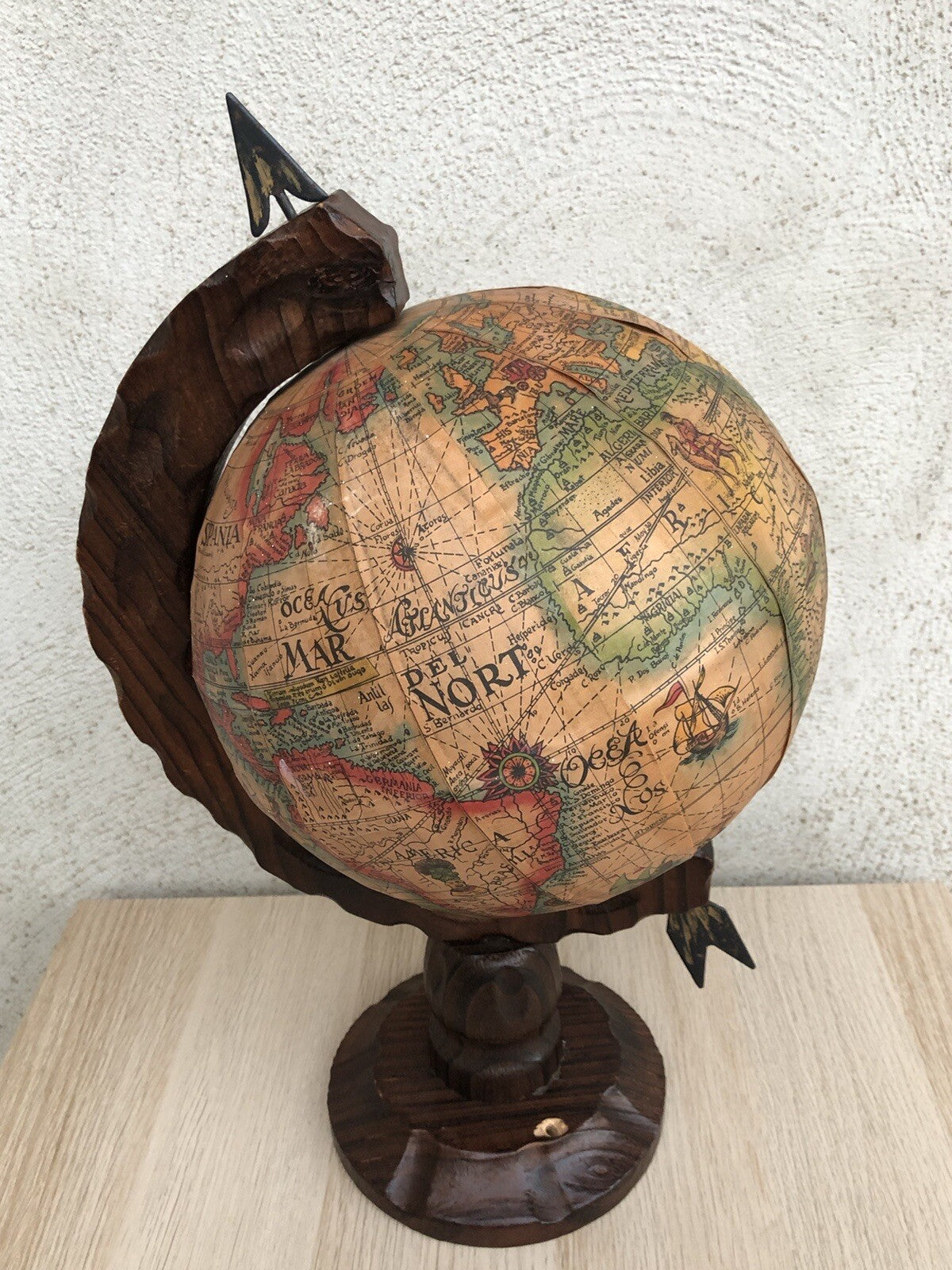 Mappamondo vintage in legno