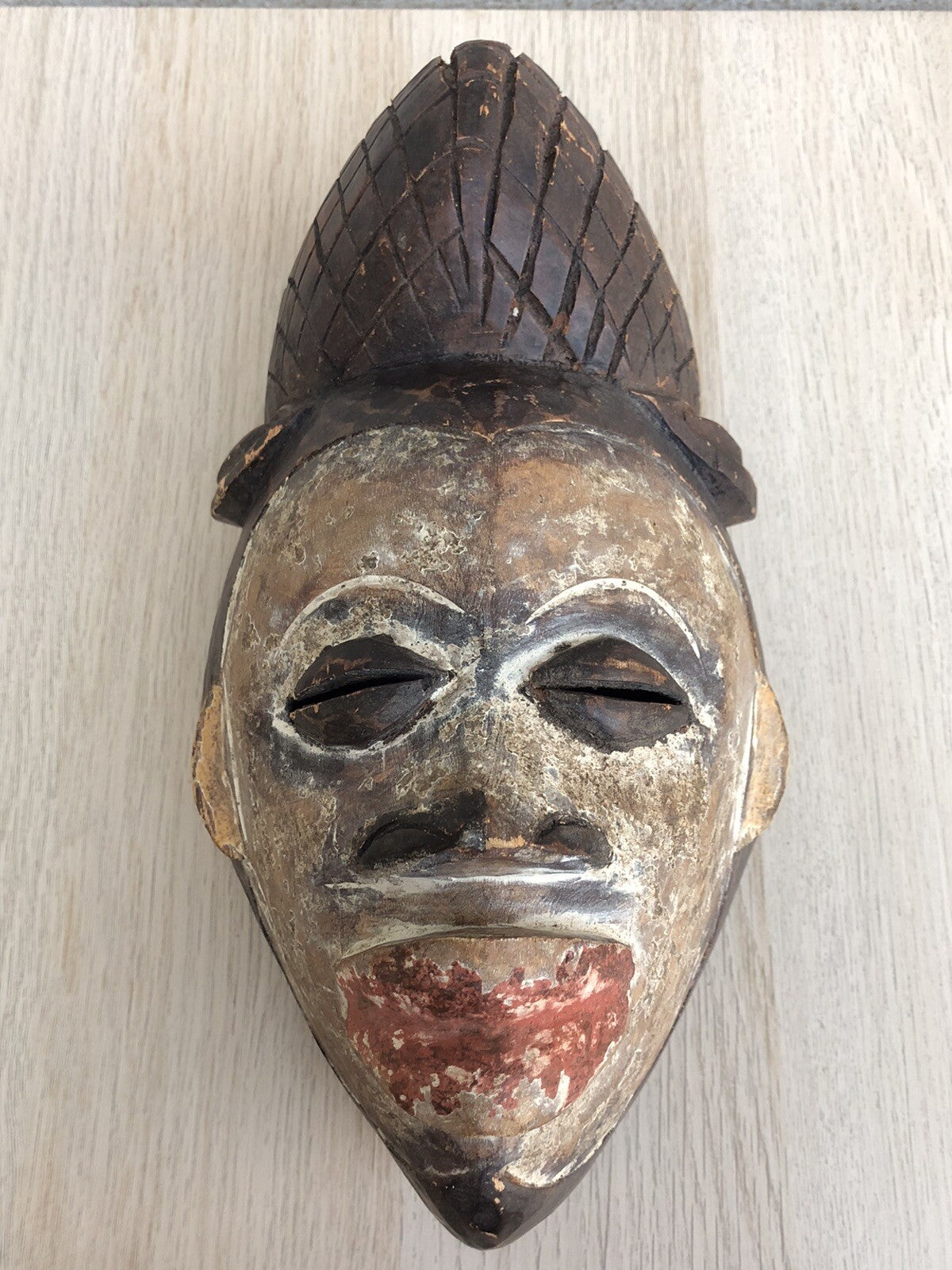 Maschera africana in legno intagliata a mano vintage