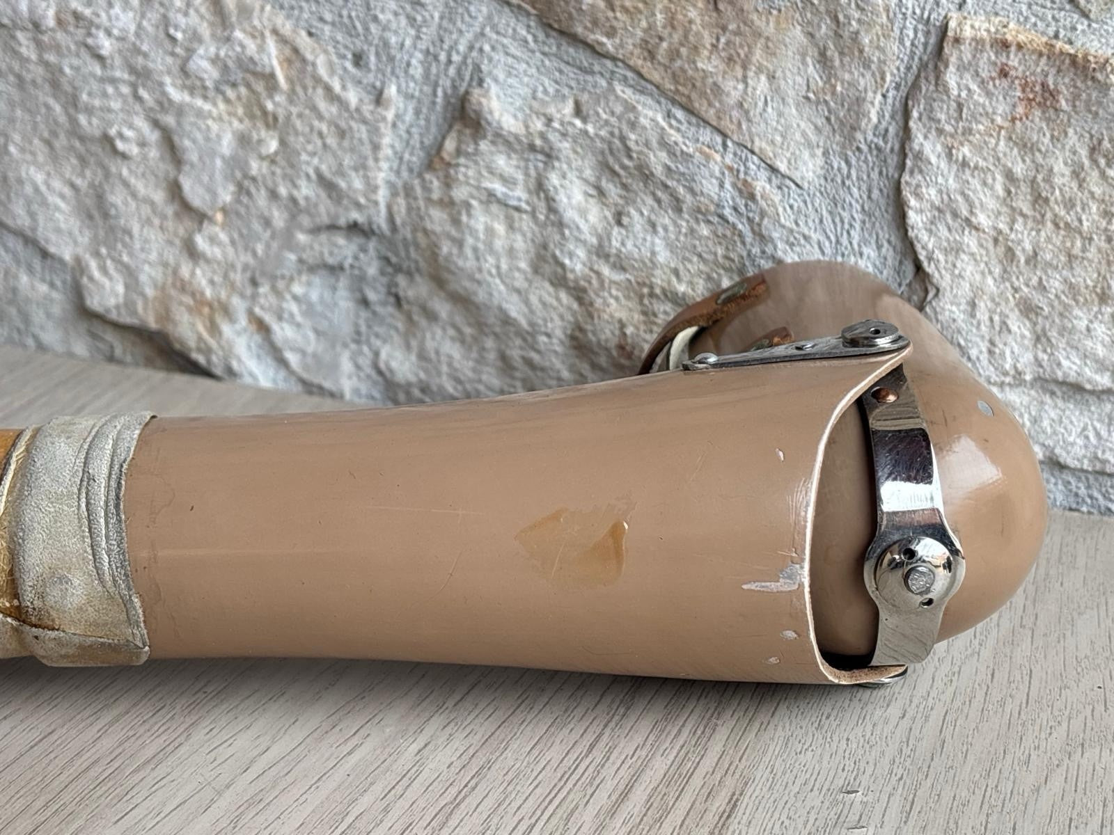 Antica Protesi Di Braccio Con Mano In Legno