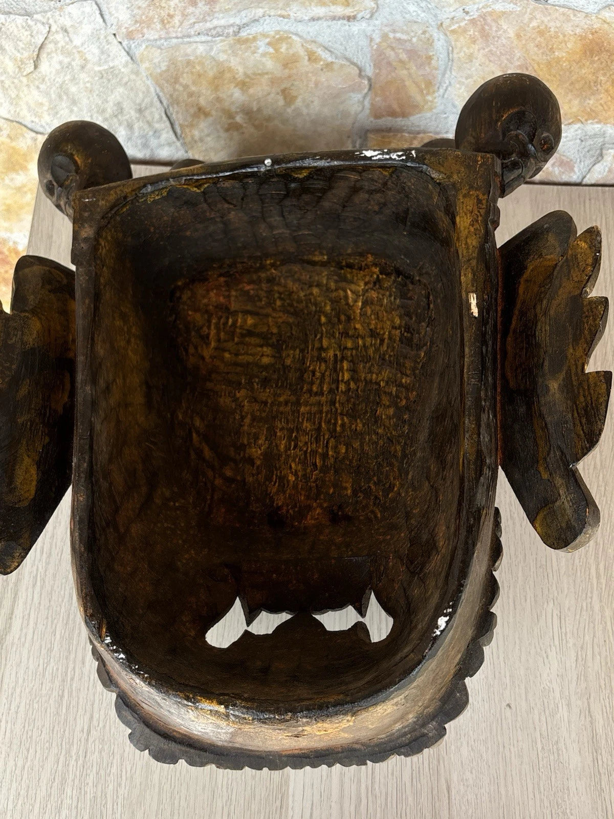 Grande maschera vintage in legno