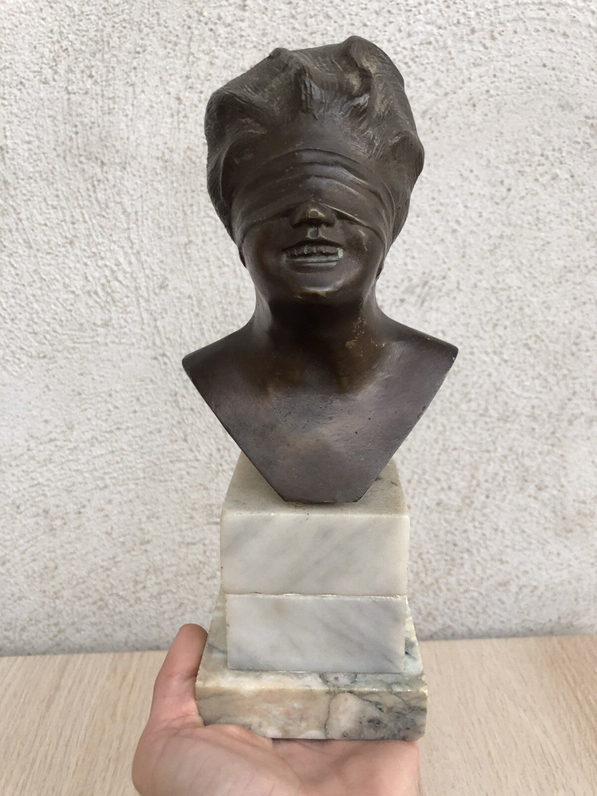 Scultura vintage dea bendata in bronzo