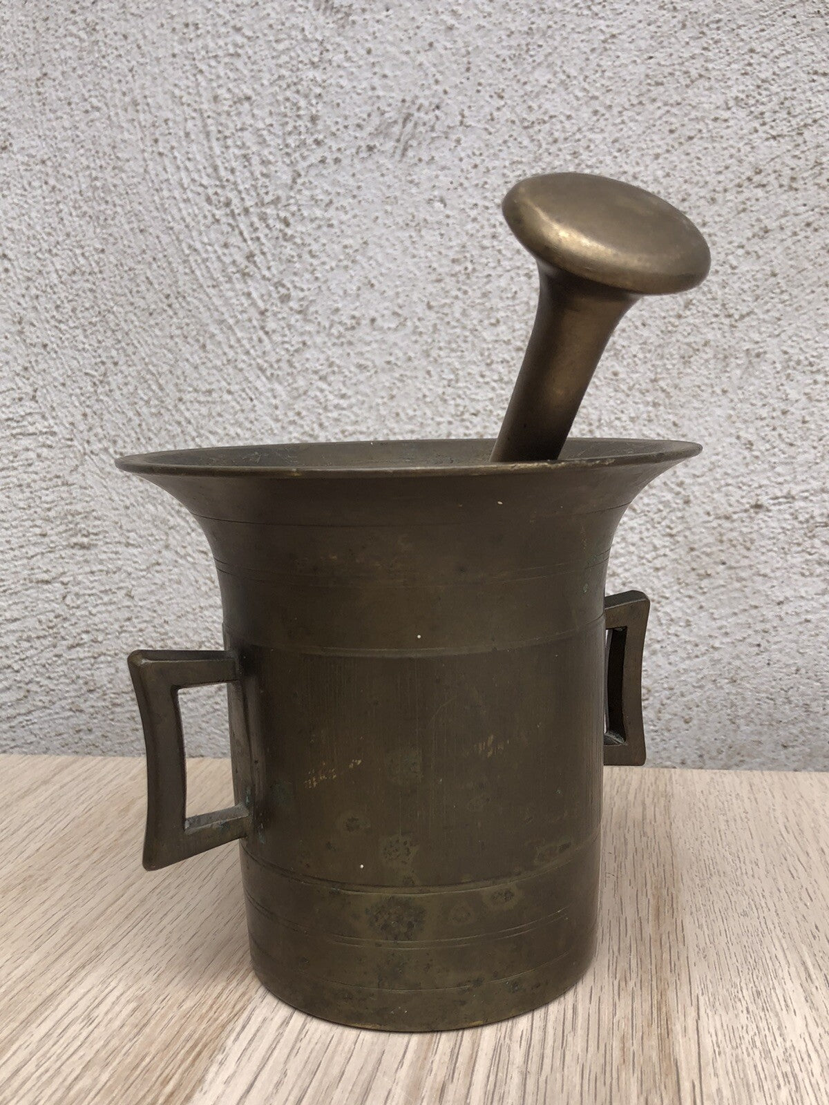 Coppia di antichi mortai in ottone e ghisa con pestelli