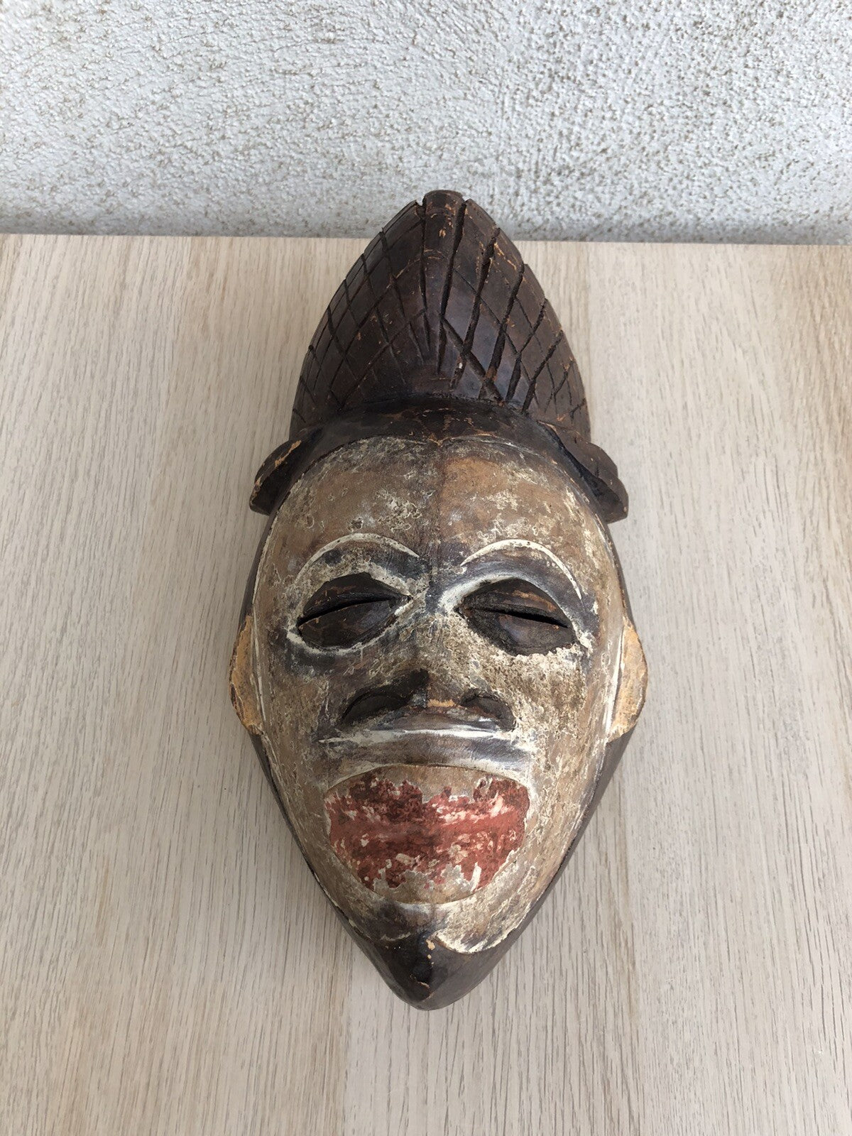 Maschera africana in legno intagliata a mano vintage