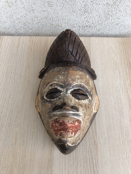 Maschera africana in legno intagliata a mano vintage