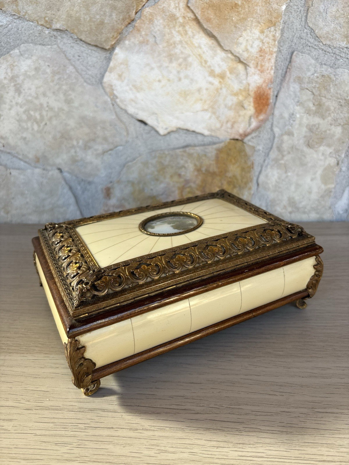 Scatola Portagioie Vintage In Legno E Ottone Con Miniatura Dipinta