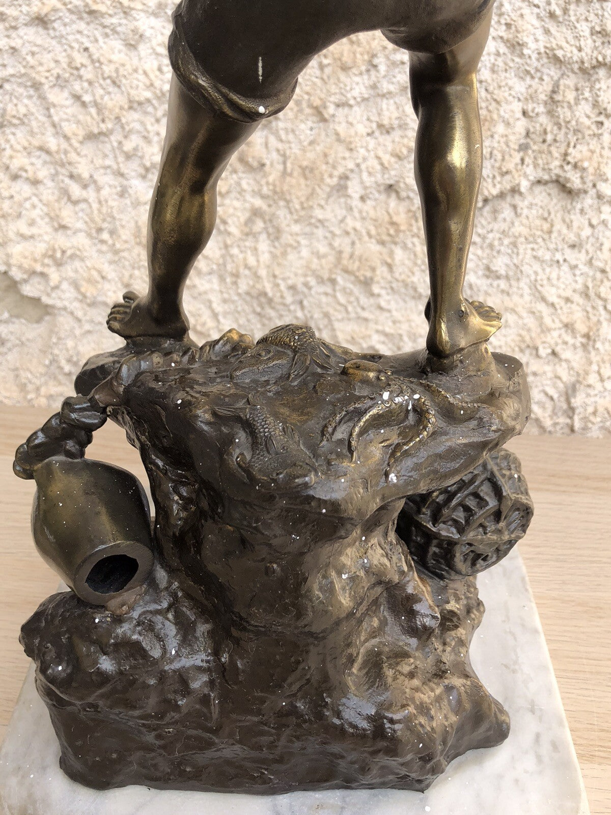 Scultura pescatore in antimonio vintage su base in marmo