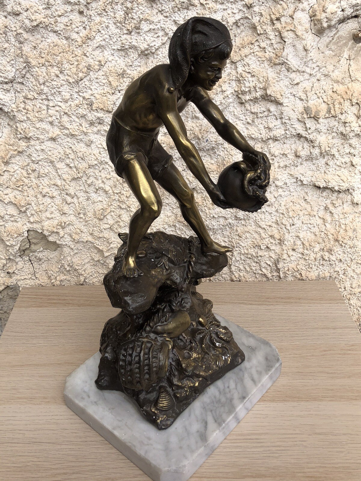 Scultura pescatore in antimonio vintage su base in marmo