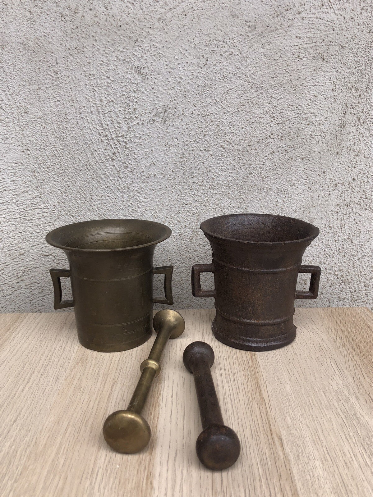 Coppia di antichi mortai in ottone e ghisa con pestelli