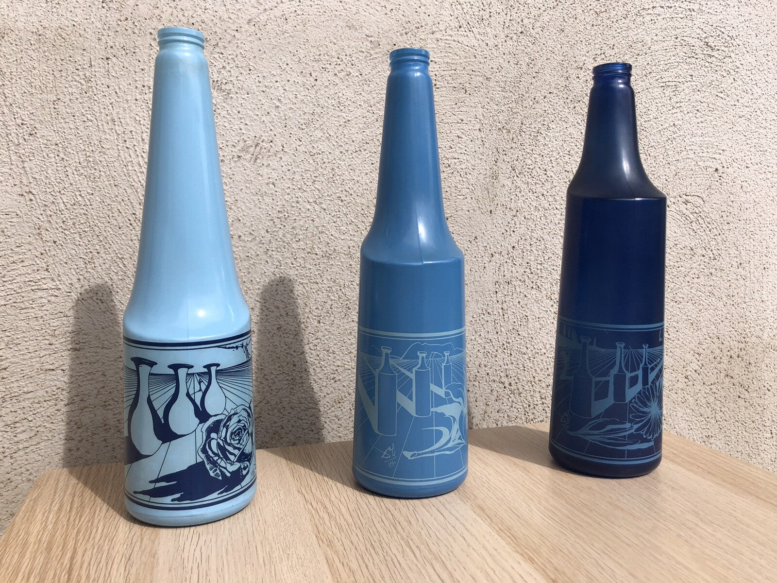 Tris Bottiglie Salvator Dalí in vetro, rosso antico, anni 70, vintage