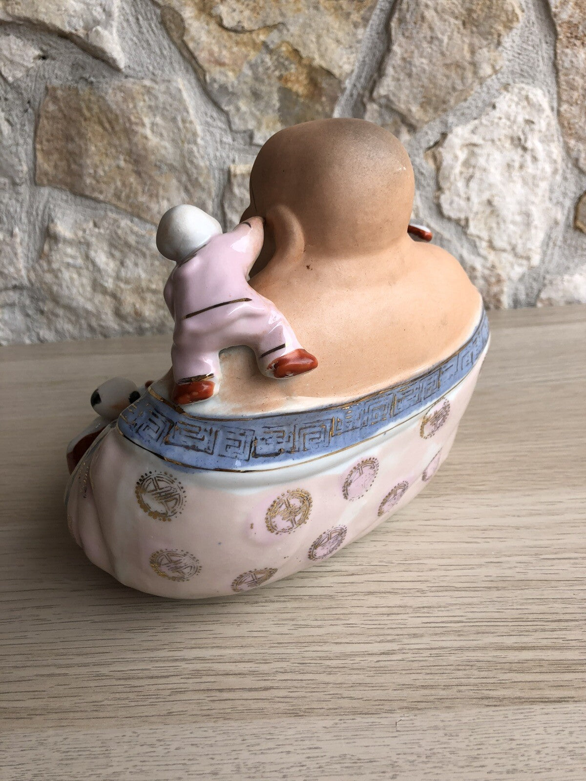 Buddha con bambini in porcellana policromata, Scultura vintage anni ‘50