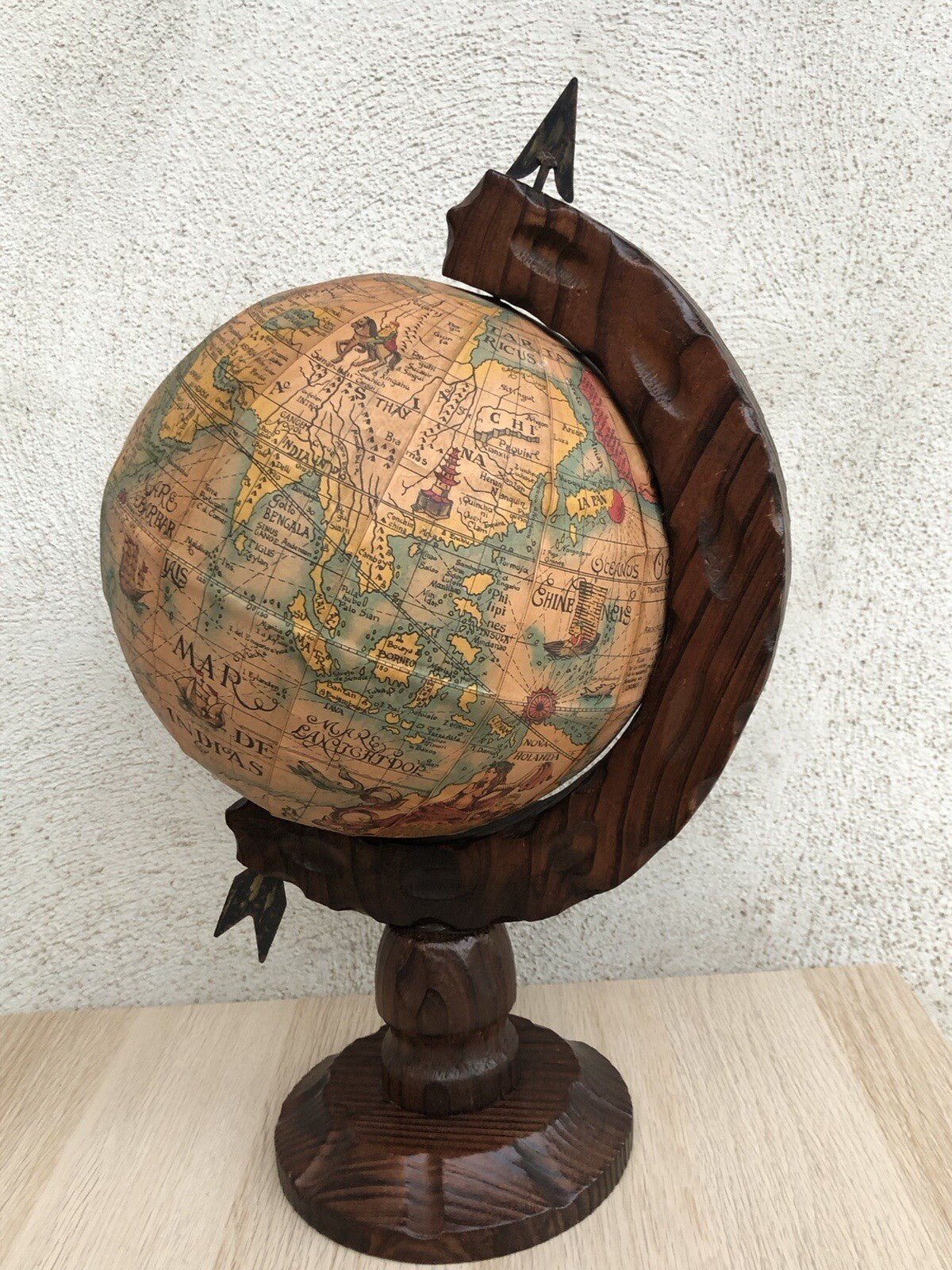 Mappamondo vintage in legno