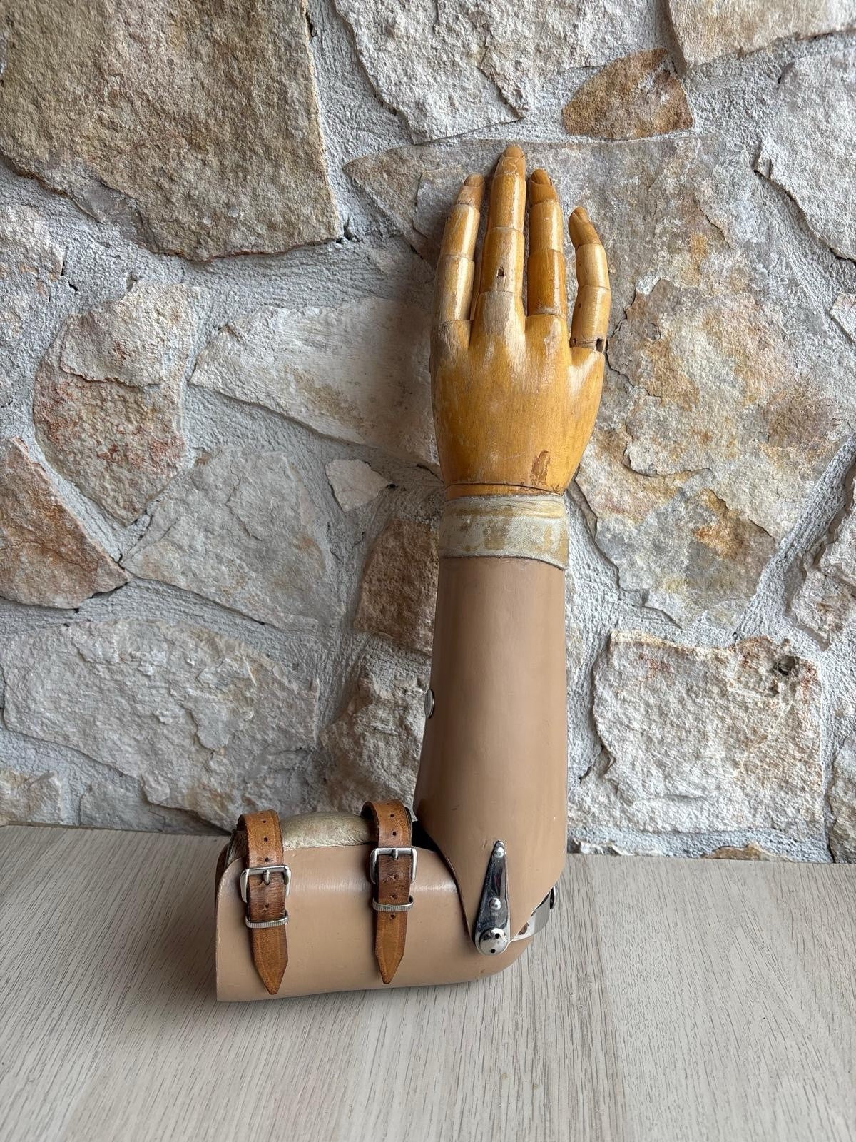 Antica Protesi Di Braccio Con Mano In Legno