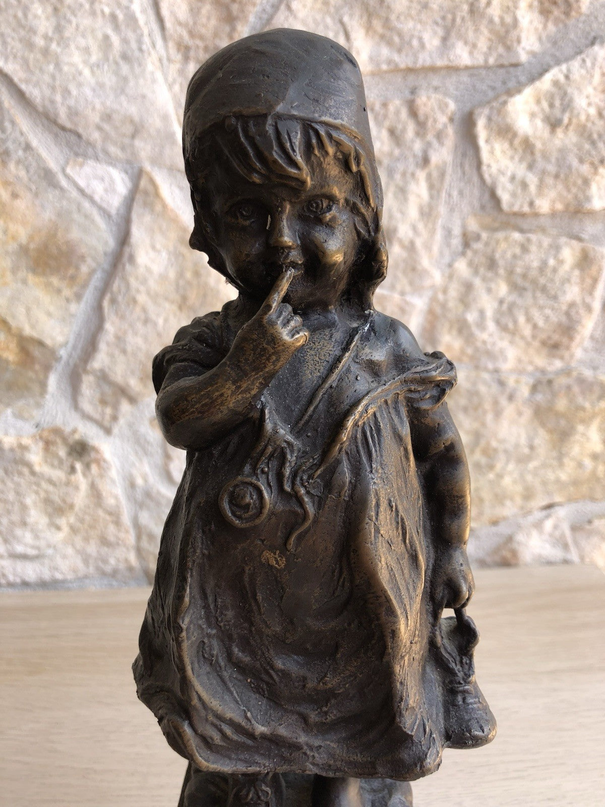 Scultura Vintage In Bronzo, Bimba Su Sedia