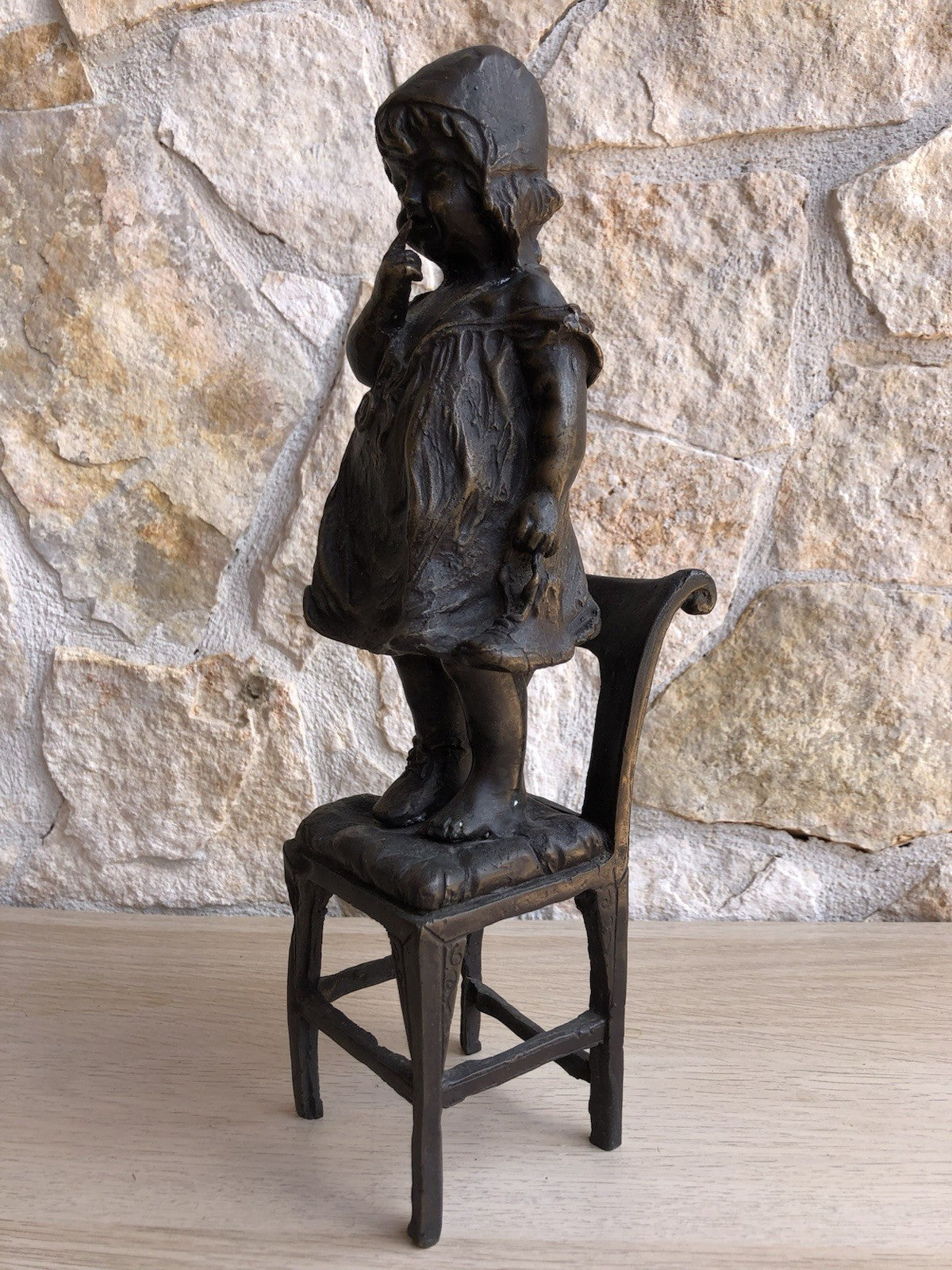 Scultura Vintage In Bronzo, Bimba Su Sedia
