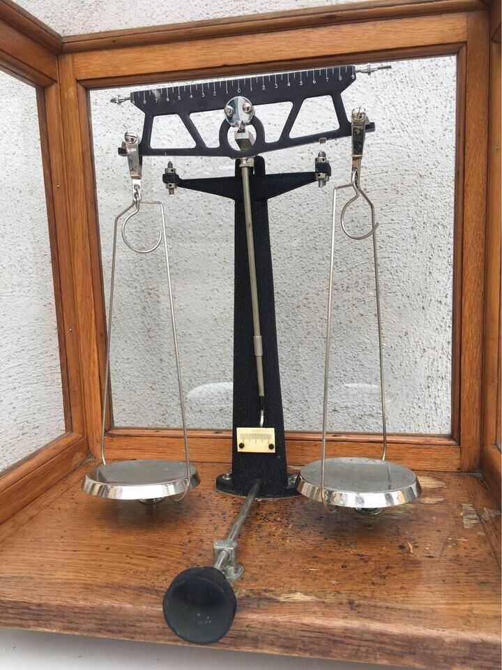 Antica bilancia da farmacia in teca- vetrinetta di legno (con timbri)