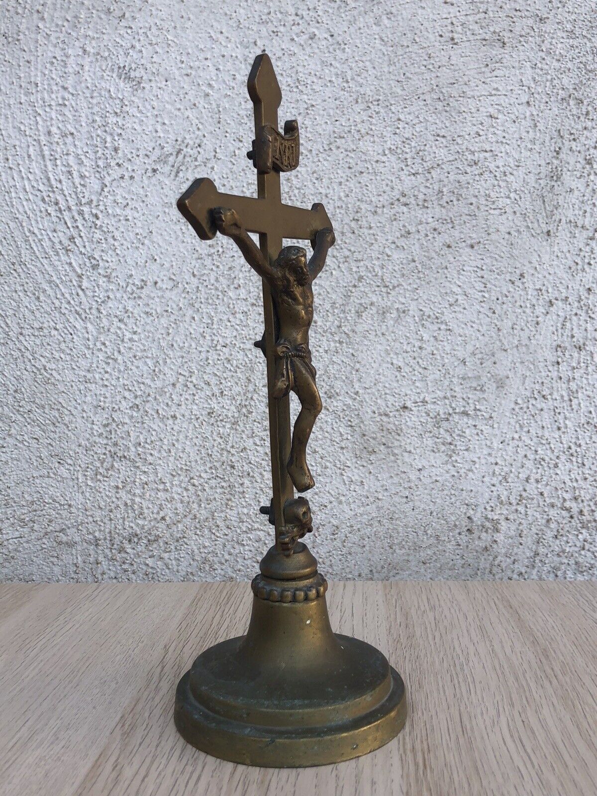 Crocifisso vintage in ottone con teschio memento mori