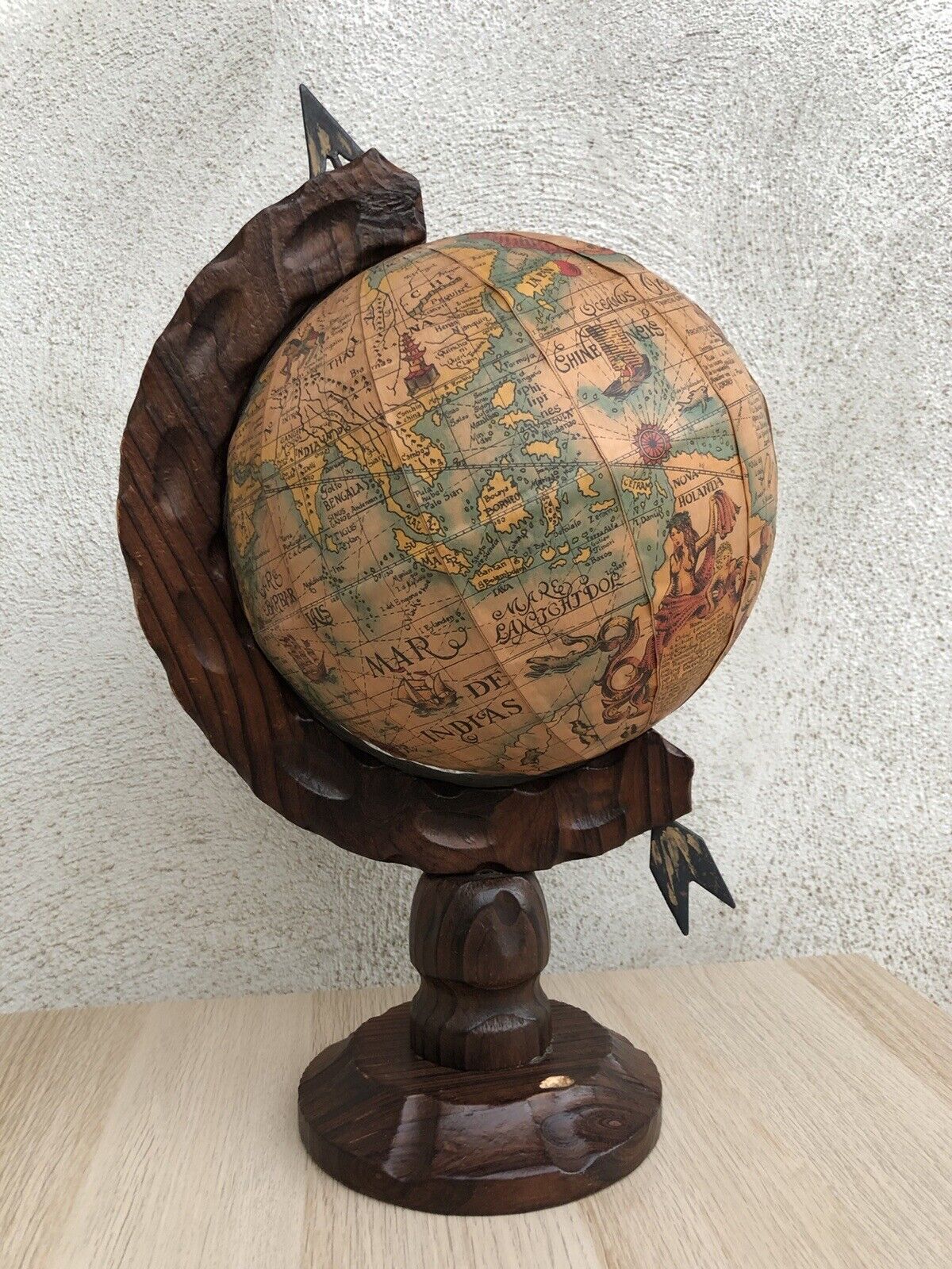 Mappamondo vintage in legno