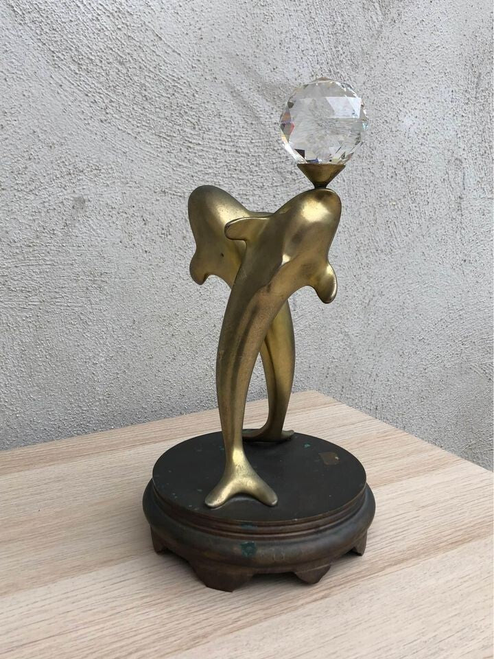 Scultura Vintage- Delfini in ottone e palla in cristallo - su base in ottone
