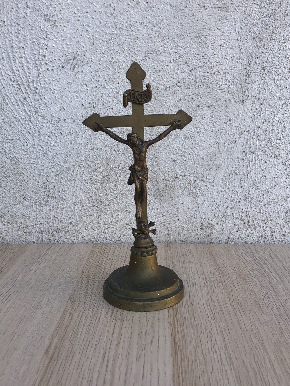 Crocifisso vintage in ottone con teschio memento mori