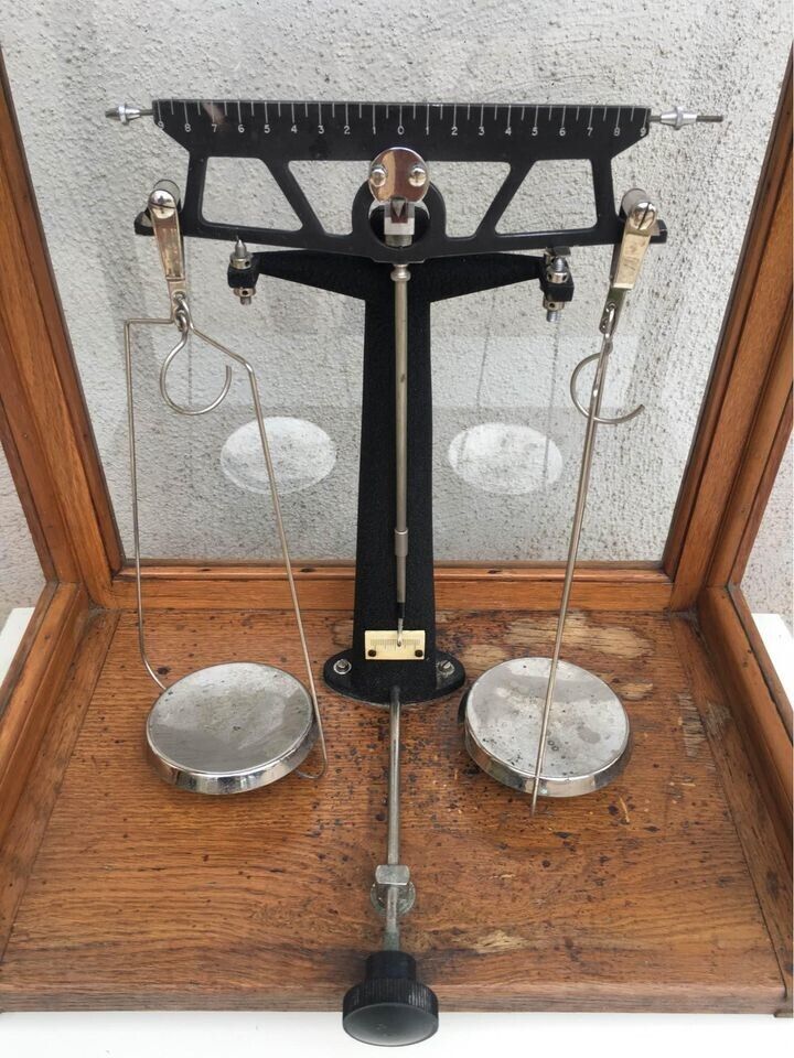 Antica bilancia da farmacia in teca- vetrinetta di legno (con timbri)