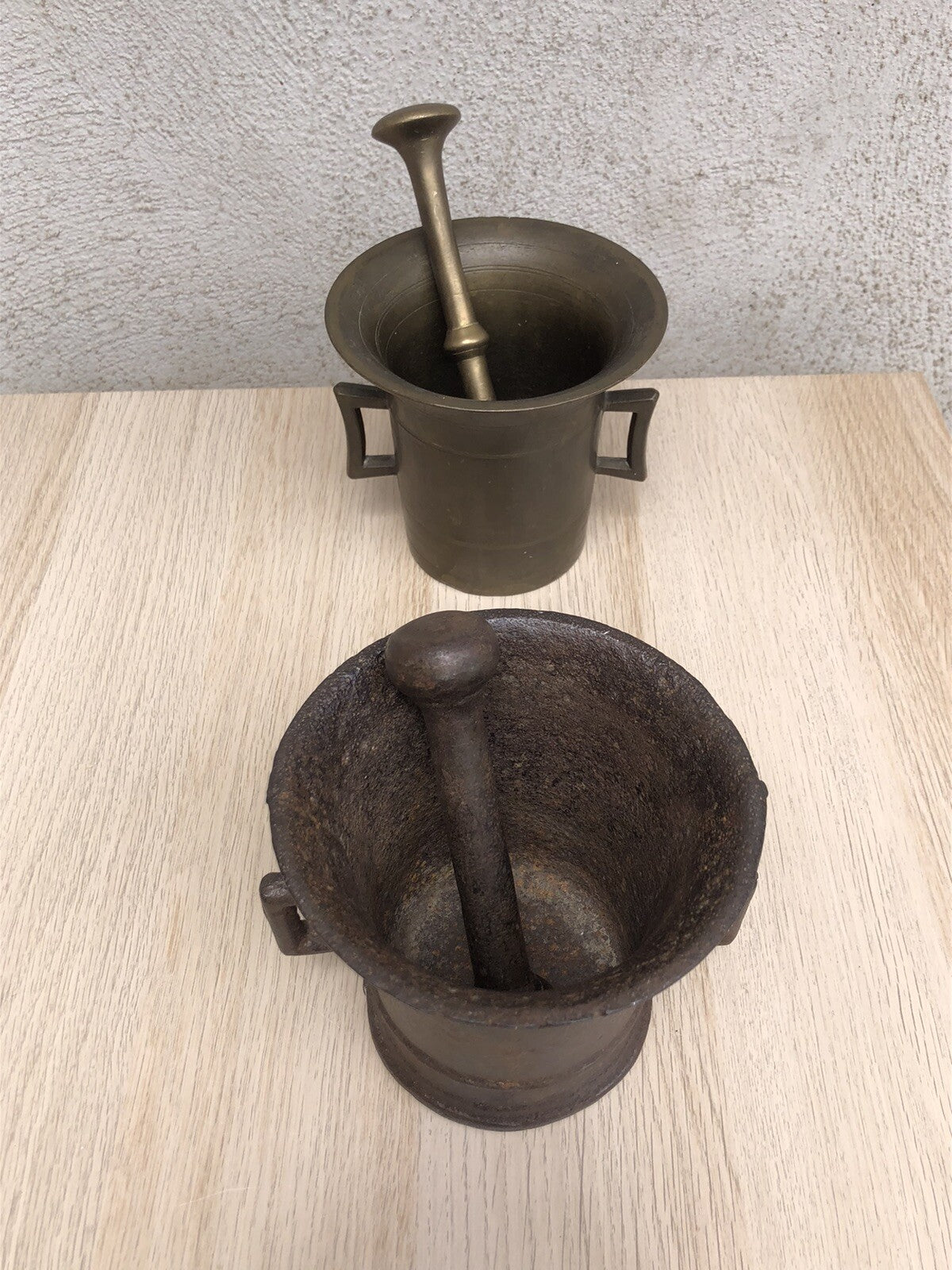 Coppia di antichi mortai in ottone e ghisa con pestelli