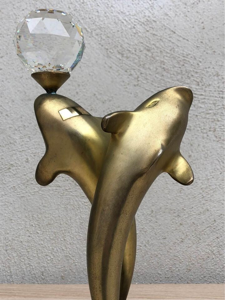 Scultura Vintage- Delfini in ottone e palla in cristallo - su base in ottone