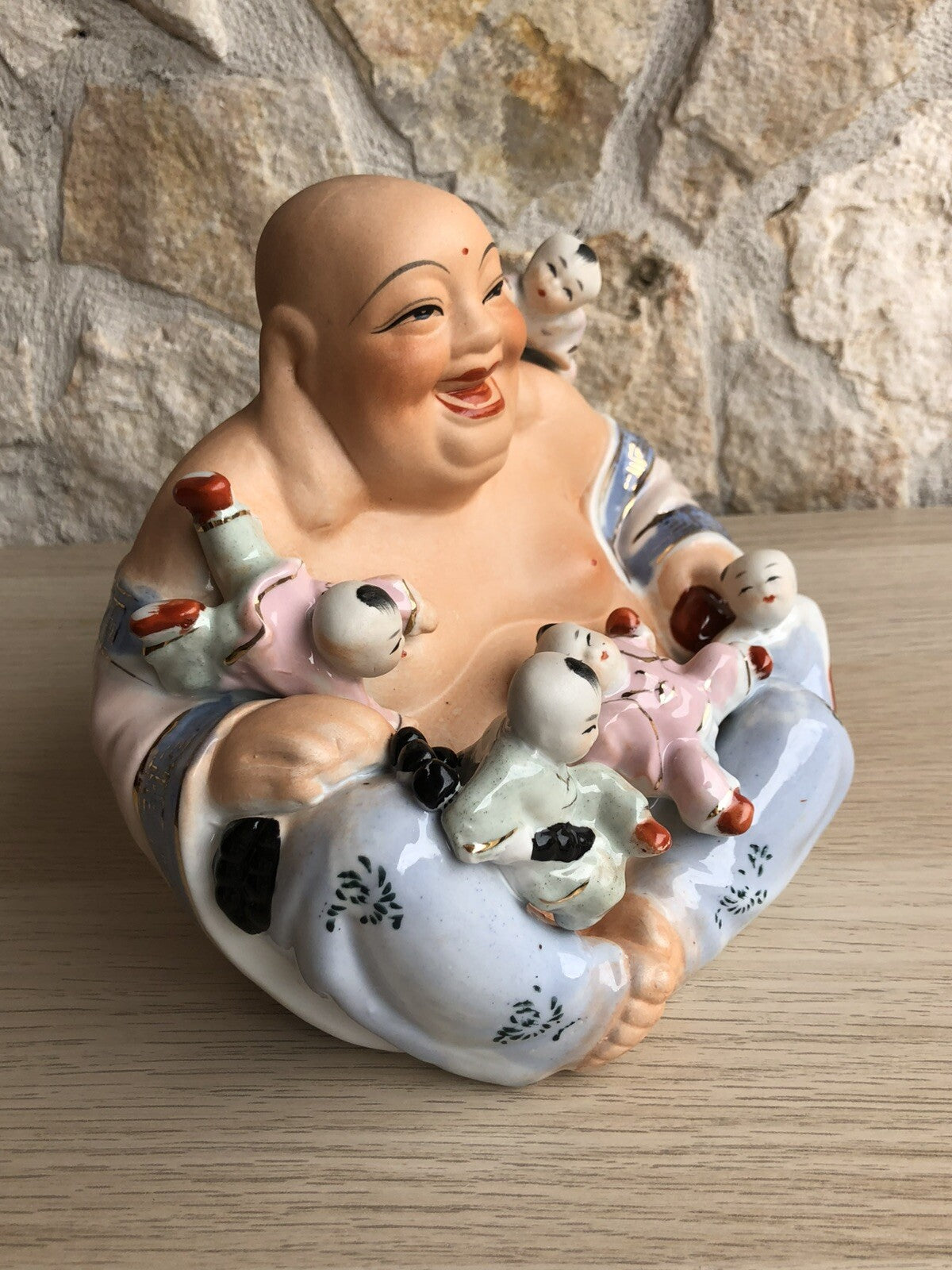 Buddha con bambini in porcellana policromata, Scultura vintage anni ‘50