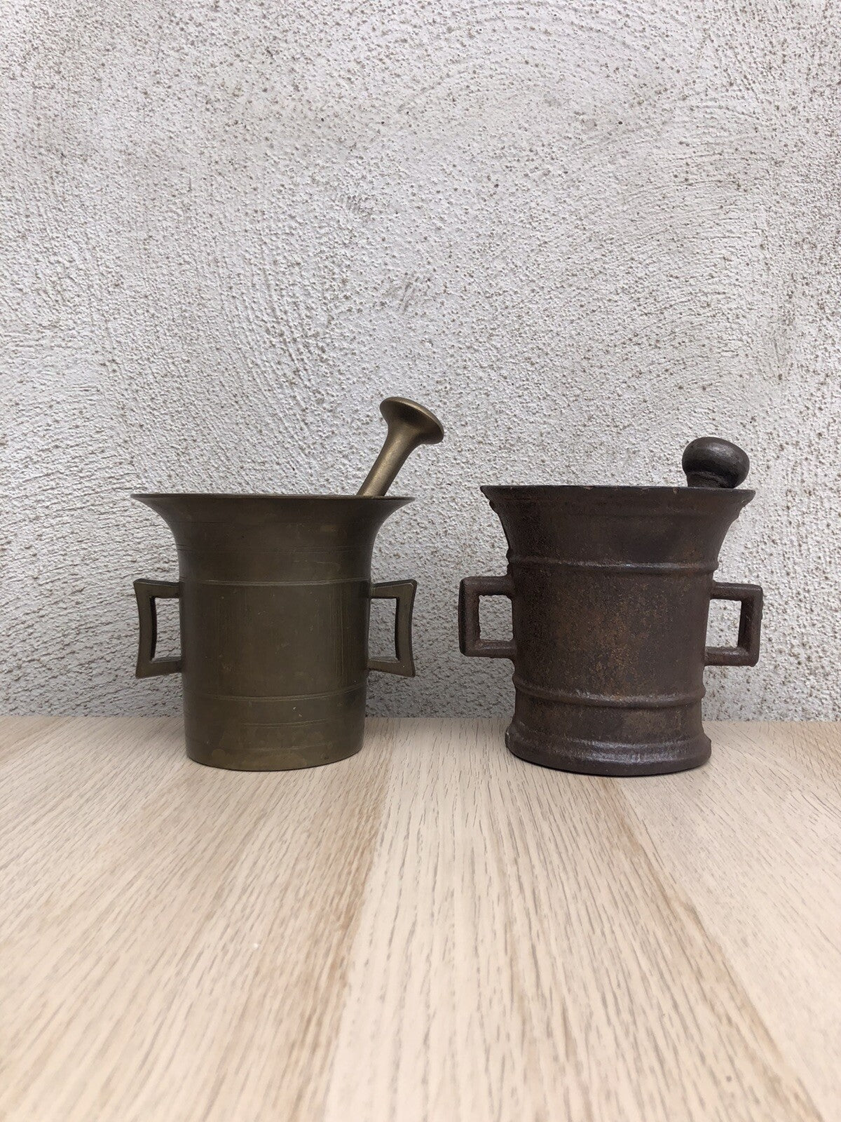 Coppia di antichi mortai in ottone e ghisa con pestelli