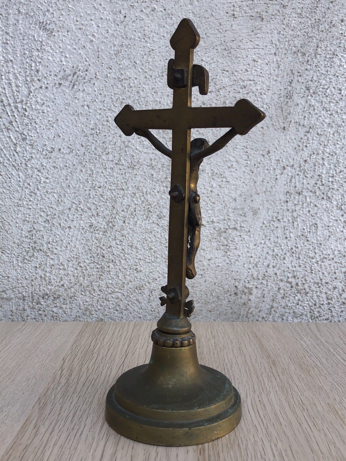 Crocifisso vintage in ottone con teschio memento mori