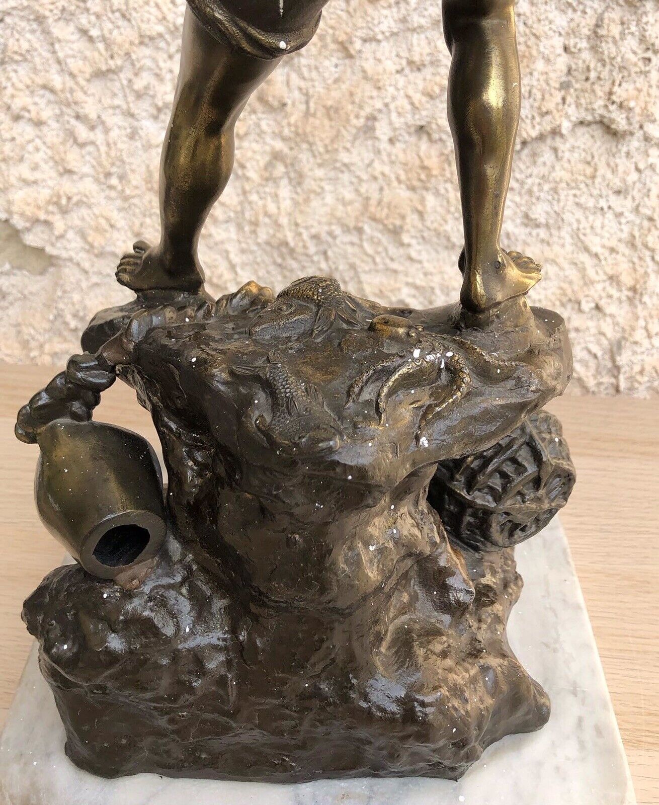 Scultura pescatore in antimonio vintage su base in marmo