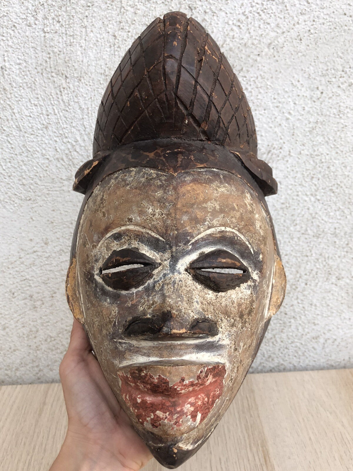 Maschera africana in legno intagliata a mano vintage