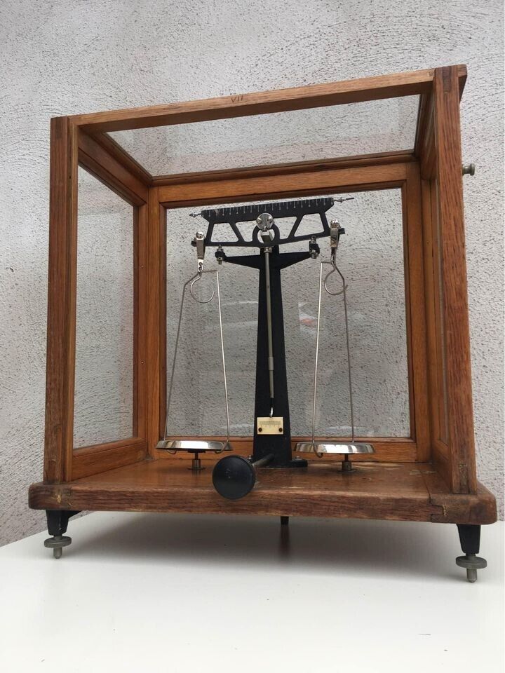 Antica bilancia da farmacia in teca- vetrinetta di legno (con timbri)