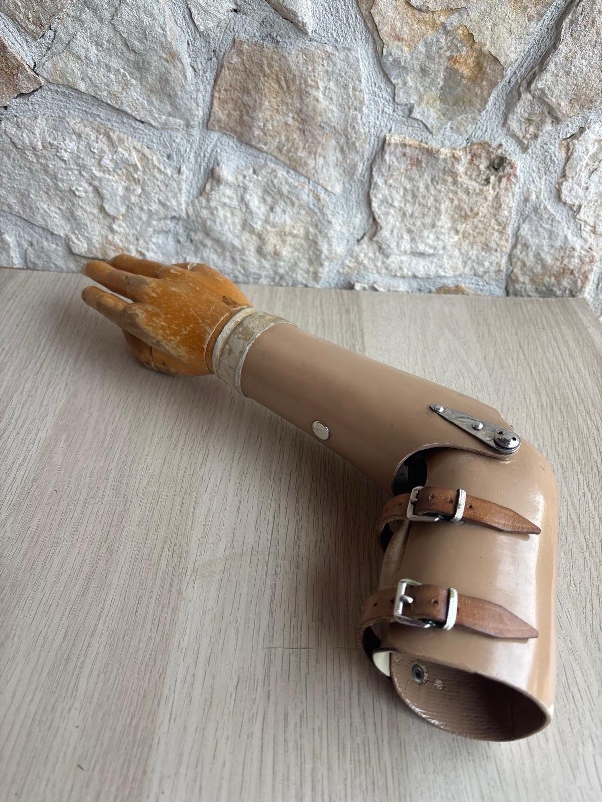 Antica Protesi Di Braccio Con Mano In Legno