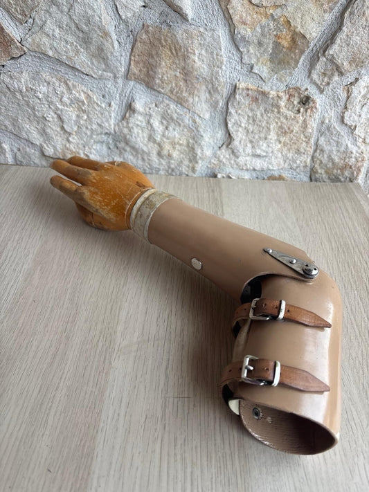 Antica Protesi Di Braccio Con Mano In Legno