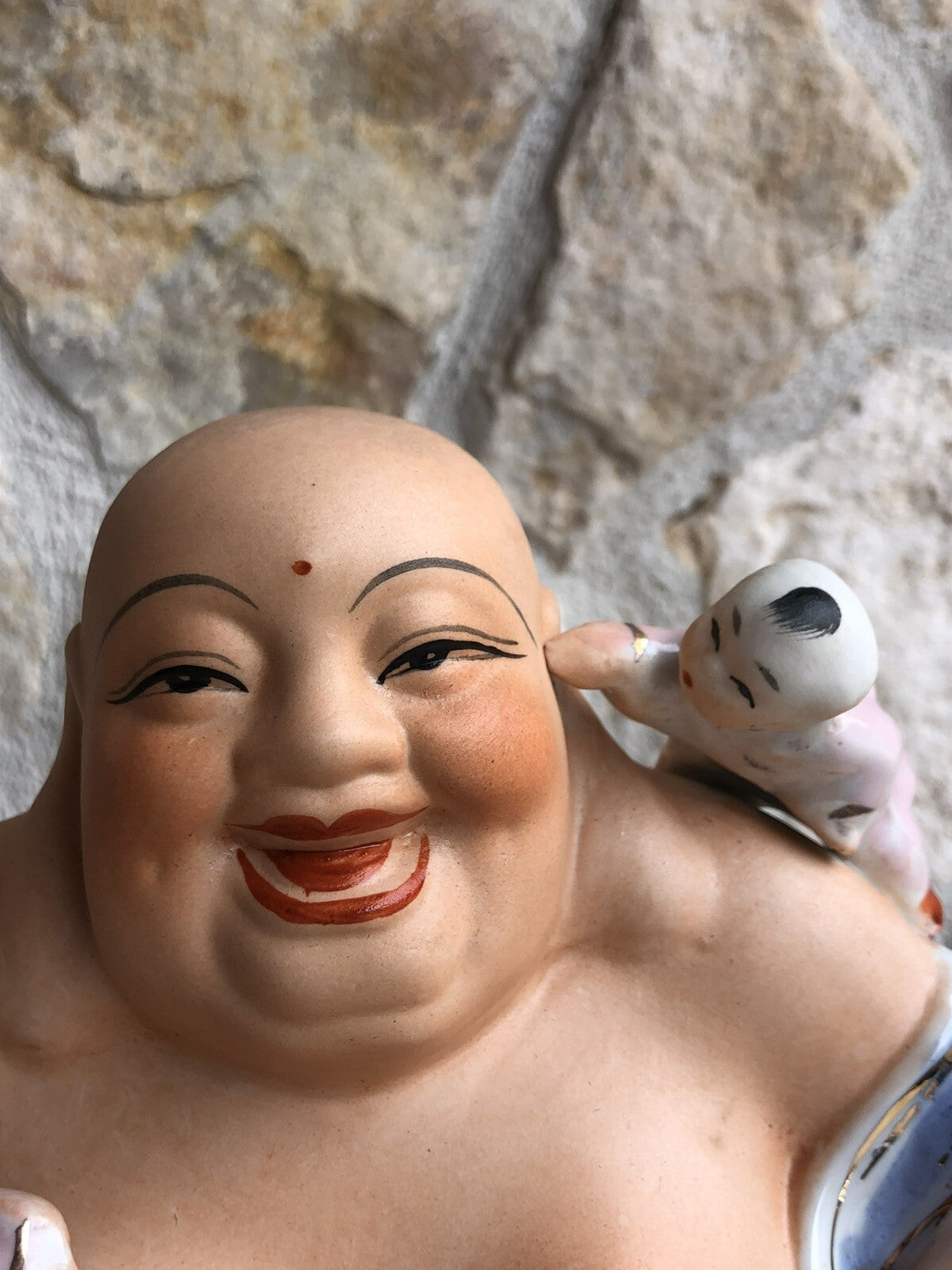 Buddha con bambini in porcellana policromata, Scultura vintage anni ‘50