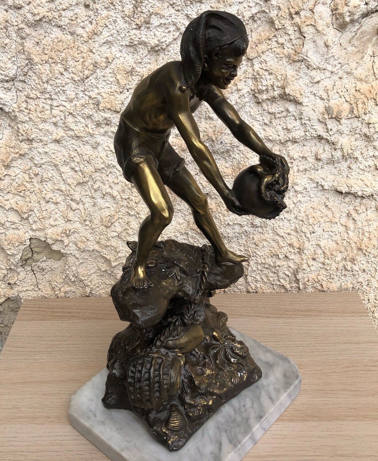 Scultura pescatore in antimonio vintage su base in marmo