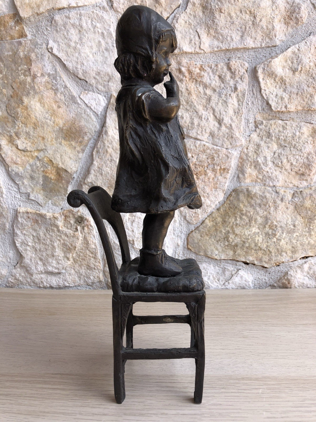 Scultura Vintage In Bronzo, Bimba Su Sedia
