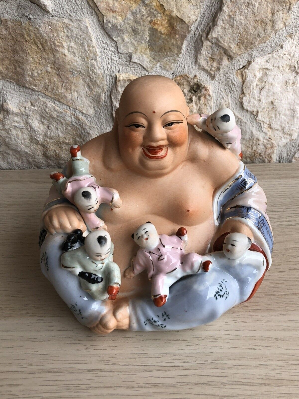 Buddha con bambini in porcellana policromata, Scultura vintage anni ‘50