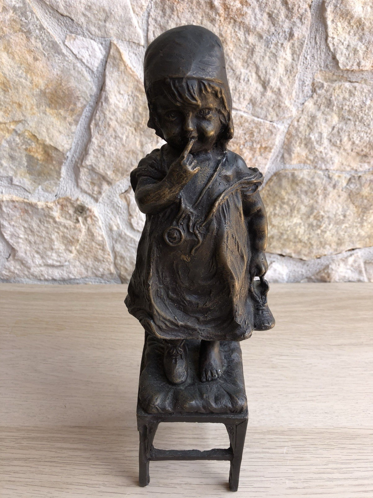 Scultura Vintage In Bronzo, Bimba Su Sedia