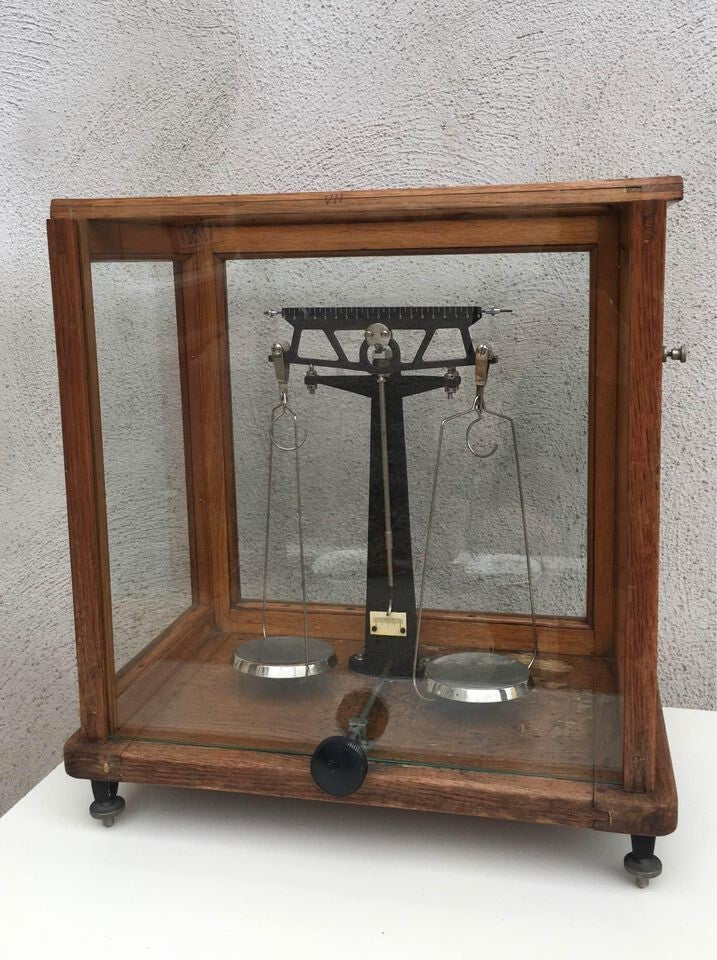Antica bilancia da farmacia in teca- vetrinetta di legno (con timbri)