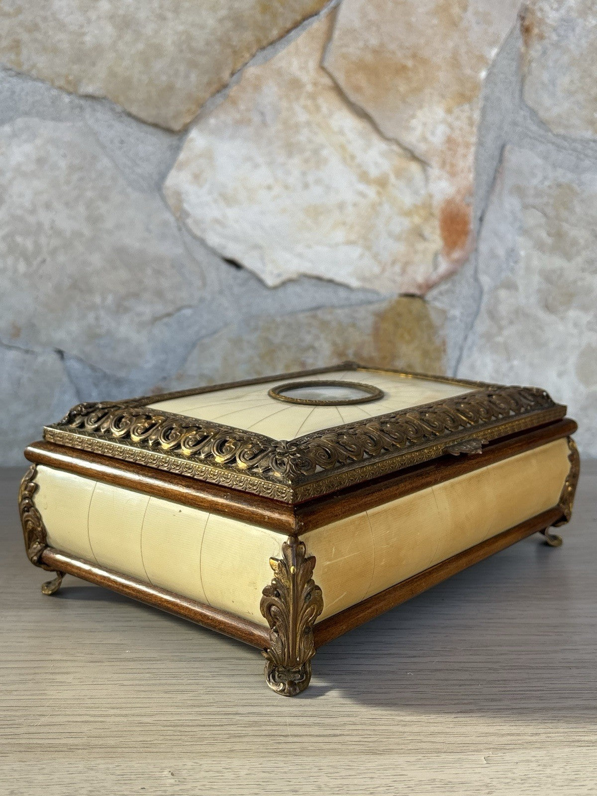 Scatola Portagioie Vintage In Legno E Ottone Con Miniatura Dipinta