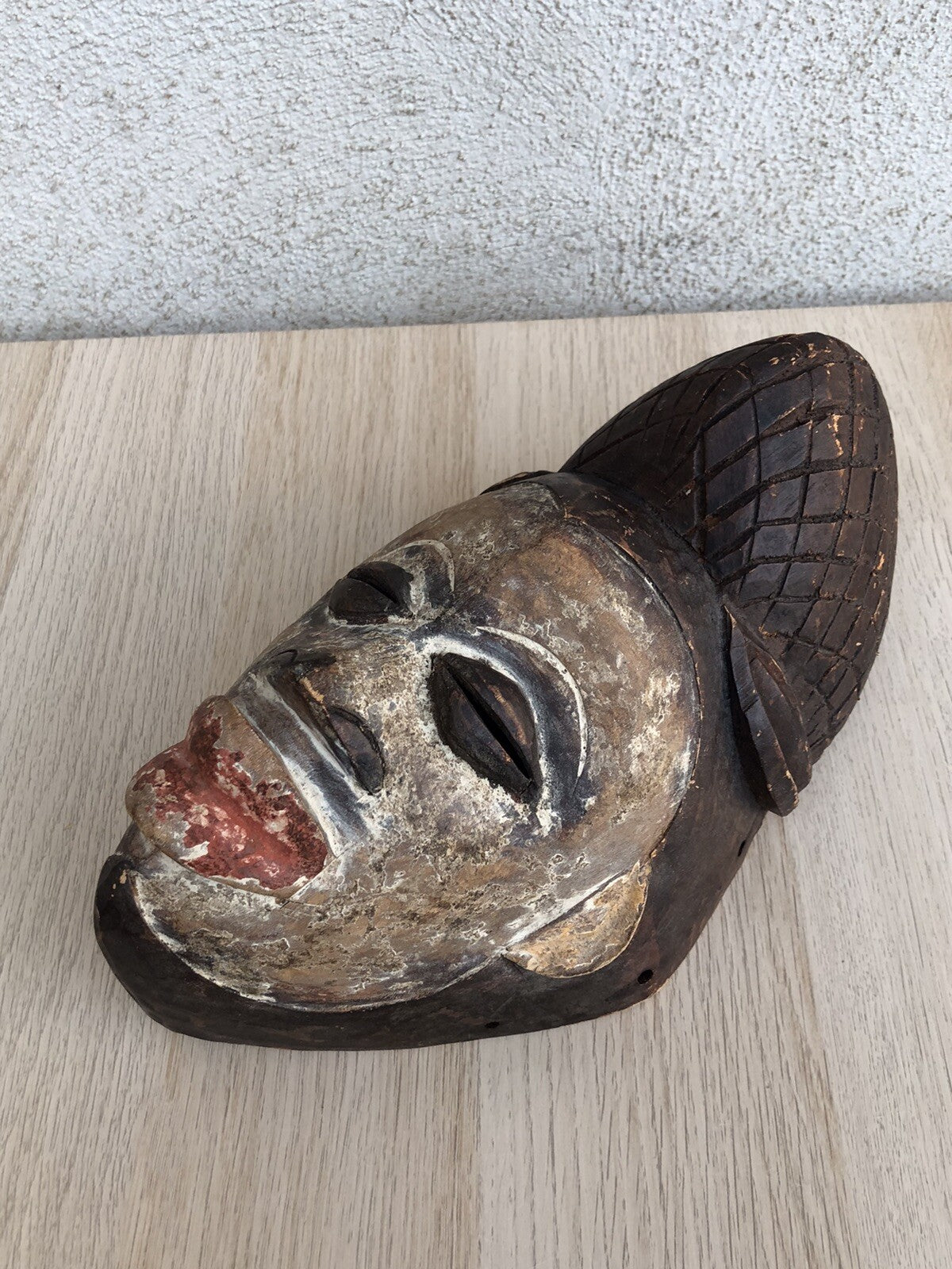 Maschera africana in legno intagliata a mano vintage