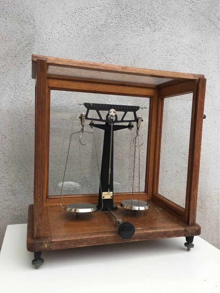 Antica bilancia da farmacia in teca- vetrinetta di legno (con timbri)