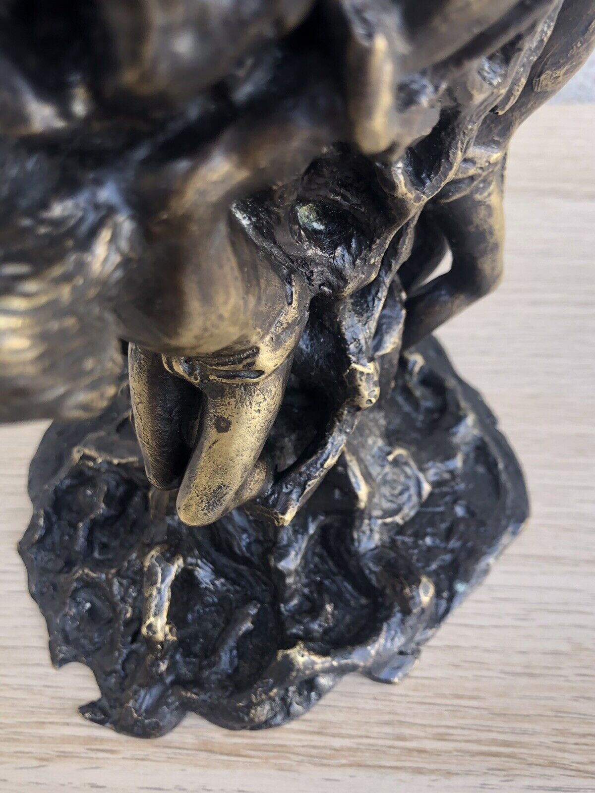 Scultura pisside in bronzo vintage, crocifissione Gesù Cristo