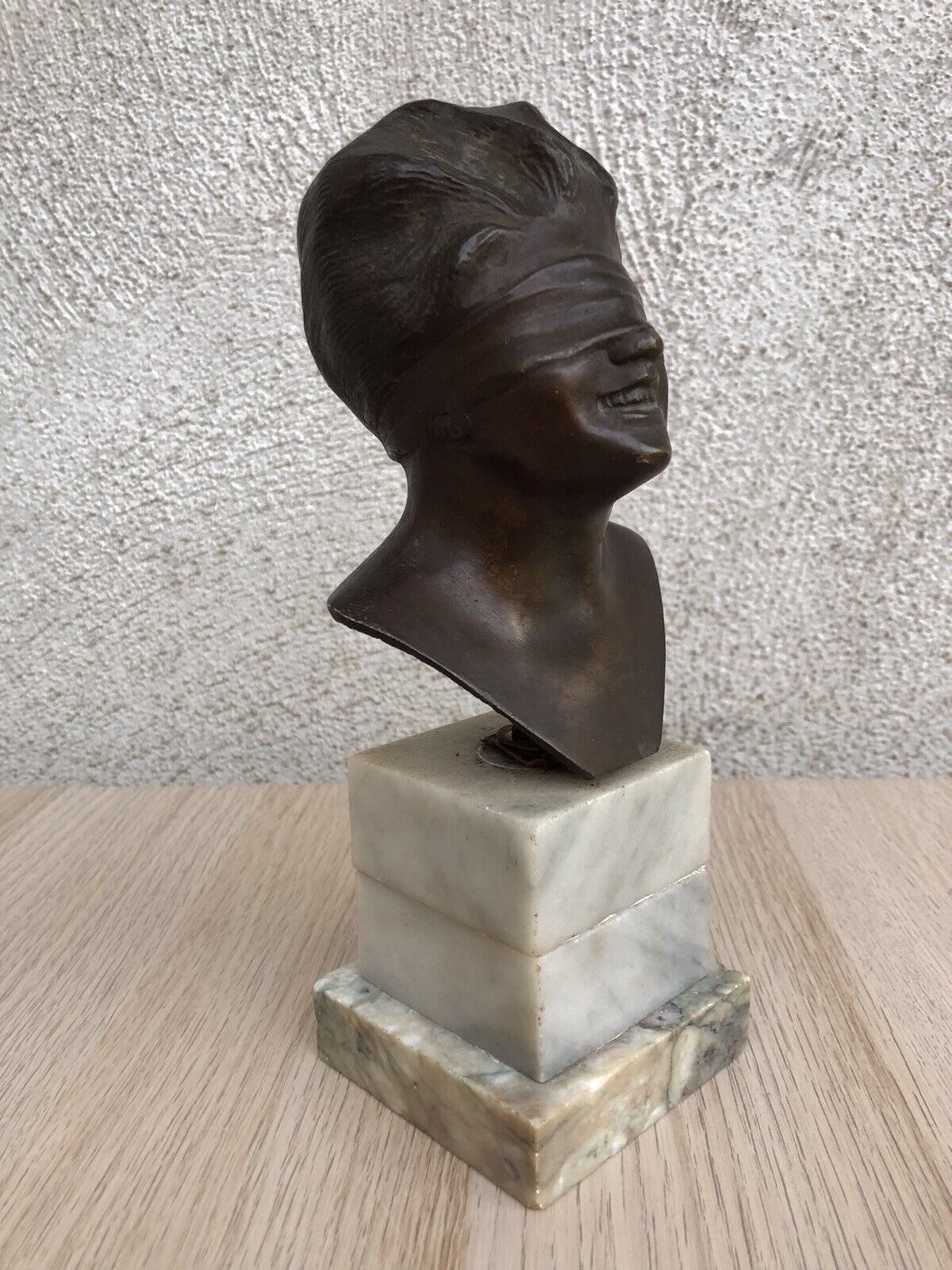 Scultura vintage dea bendata in bronzo