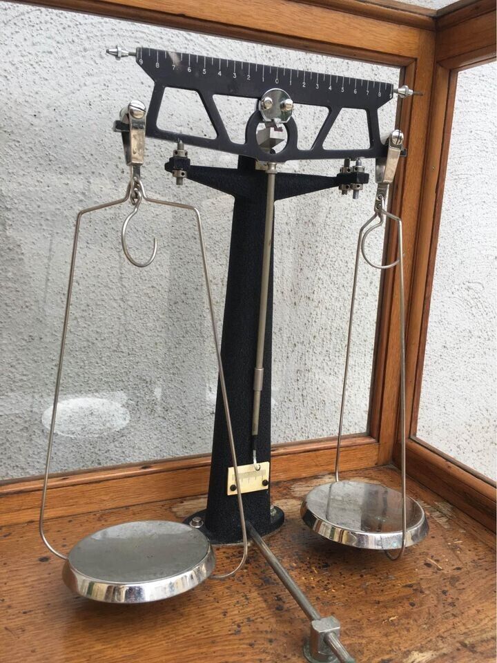 Antica bilancia da farmacia in teca- vetrinetta di legno (con timbri)